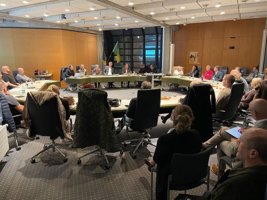 Info-Abend Gewerbeschau Großer Sitzungssaal mit vielen Teilnehmerinnen und Teilnehmern beim Info-Abend zur Gewerbeschau.