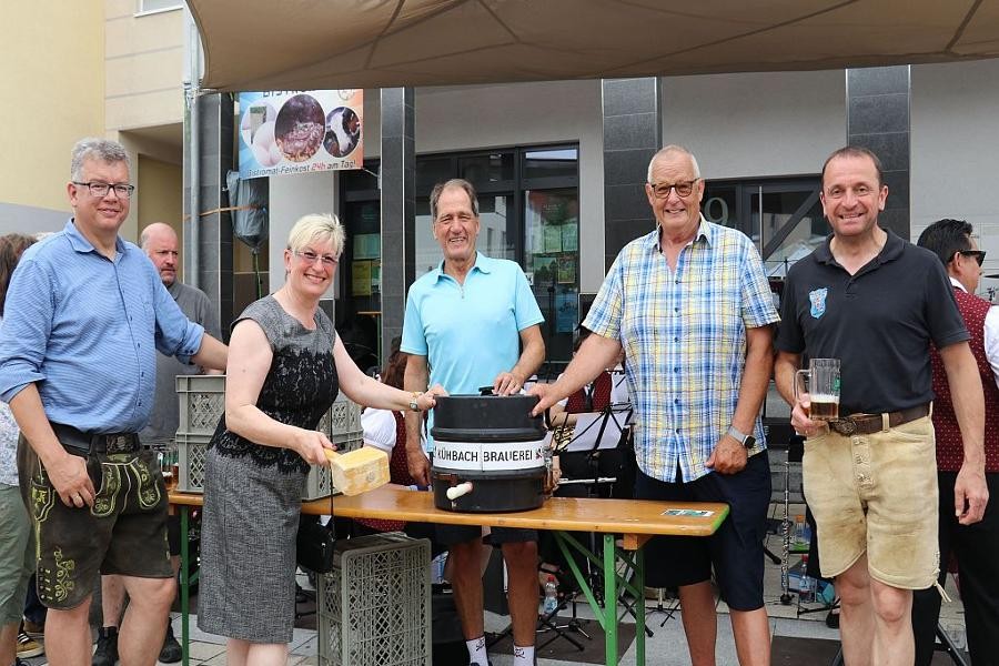 Hier ist Bürgermeisterin Widmaier und Erster Beigeordneter Killinger beim Fassanstich  am Fleckenfest Rutesheim 2024 zu sehen.