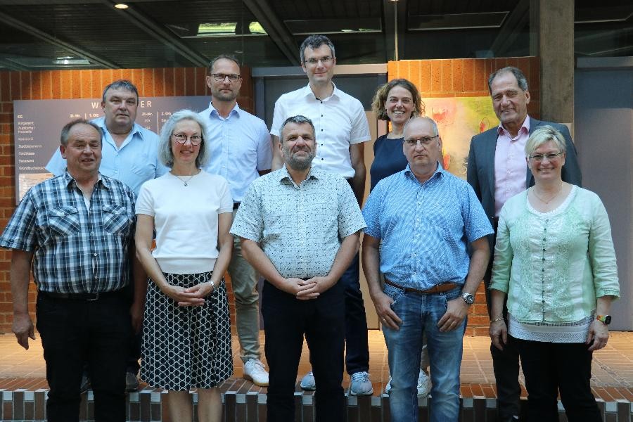 Hier ist das Gruppenfoto der ausscheidenden Stadträtinnen und Stadträte der Stadt Rutesheim sowie Bürgermeisterin Widmaier und Ersten Beigeordneten Killinger zu sehen.