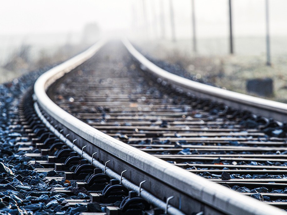 Bahngleise Blick auf ein langes Bahngleis mit Schienen.