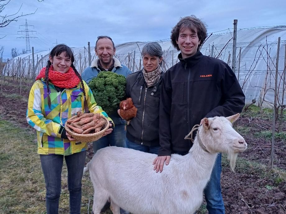 Familie mit Ziege und Produkten_2 Gruppenbild der Familie Frohwerk vor den Gewächshäusern.