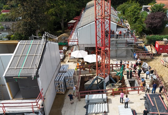 Blick von oben auf die Baustelle des Mehrgenerationenwohnprojekts in Perouse.